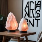 Indretningstips til hjemmet med saltstenslamper og plakat med bogstaver online